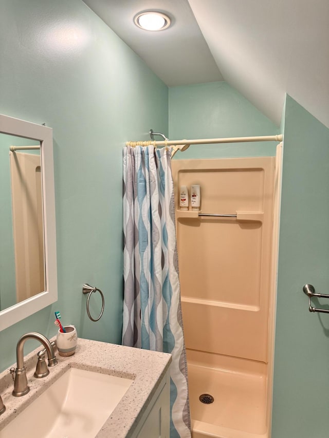 155 Clifton Dr, Bushkill, PA 18324 - bathroom featuring a shower with curtain, vanity, and lofted ceiling