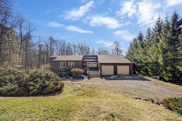181 Williams Ln, Scotrun, PA 18355 - view of front of property with driveway, a garage, and a front yard
