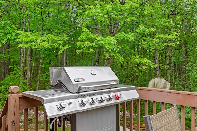 181 Williams Ln, Scotrun, PA 18355 - wooden terrace with area for grilling