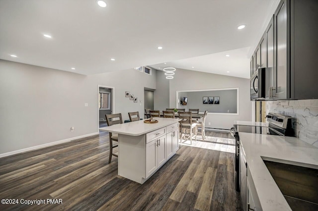 181 Williams Ln, Scotrun, PA 18355 - kitchen featuring stainless steel appliances, a breakfast bar area, dark wood finished floors, light countertops, and baseboards