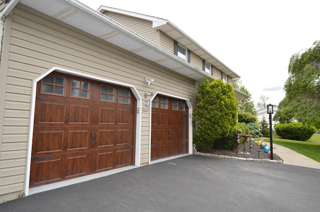 1618 Kickapoo Ter, Effort, PA 18330 - garage featuring asphalt driveway