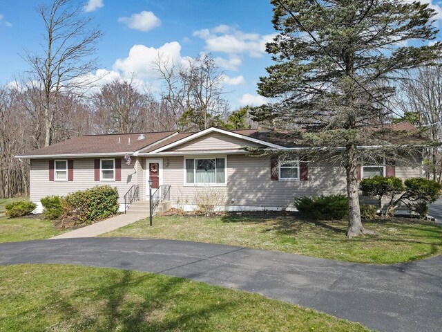 148 Summit Ave, Pocono Summit, PA 18346 - ranch-style house with a front lawn
