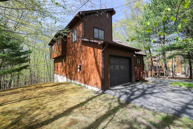 476 Hyland Dr, East Stroudsburg, PA 18301 - view of home's exterior with driveway and a garage