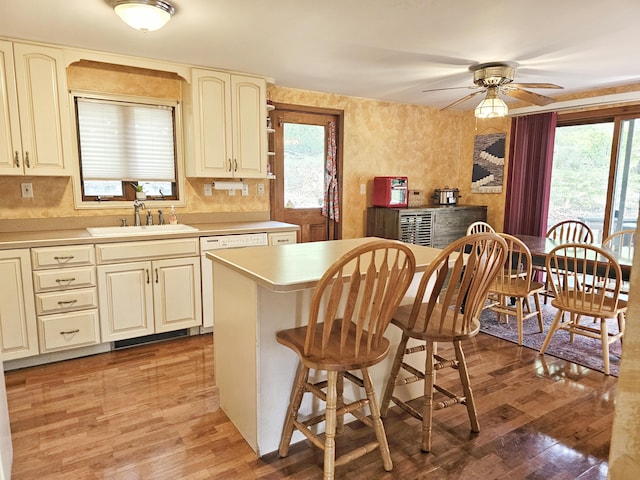 5081 Woodbridge Dr E, Bushkill, PA 18324 - kitchen featuring a sink, light wood-style flooring, cream cabinets, and a ceiling fan