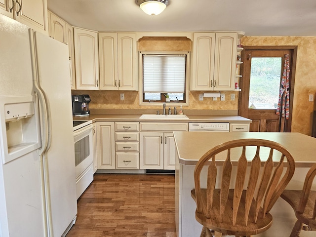 5081 Woodbridge Dr E, Bushkill, PA 18324 - kitchen with white appliances, a sink, cream cabinetry, dark wood-style floors, and light countertops