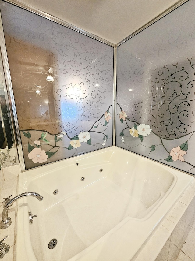 5081 Woodbridge Dr E, Bushkill, PA 18324 - bathroom featuring a whirlpool tub
