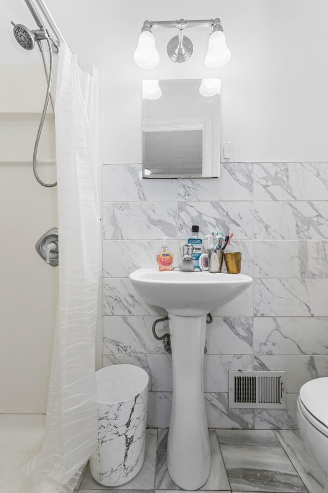 840 Columbus Ave, Stroudsburg, PA 18360 - full bath featuring tile walls, a shower with curtain, and toilet