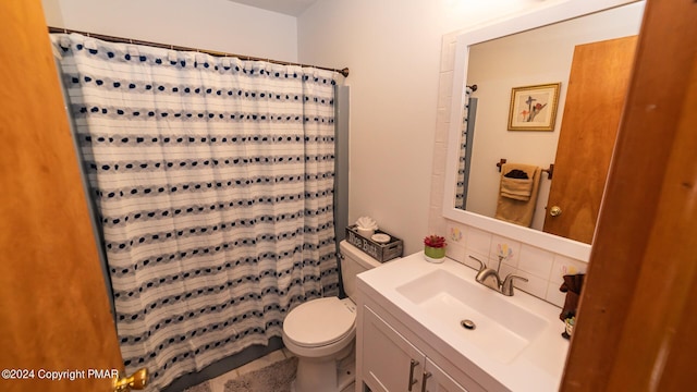 bathroom with a shower with curtain, vanity, toilet, and decorative backsplash