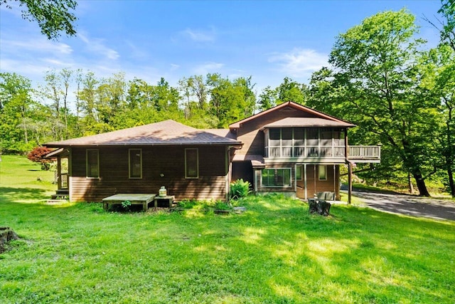 927 Hickory Valley Rd, Stroudsburg, PA 18360 - rear view of property featuring a sunroom and a yard