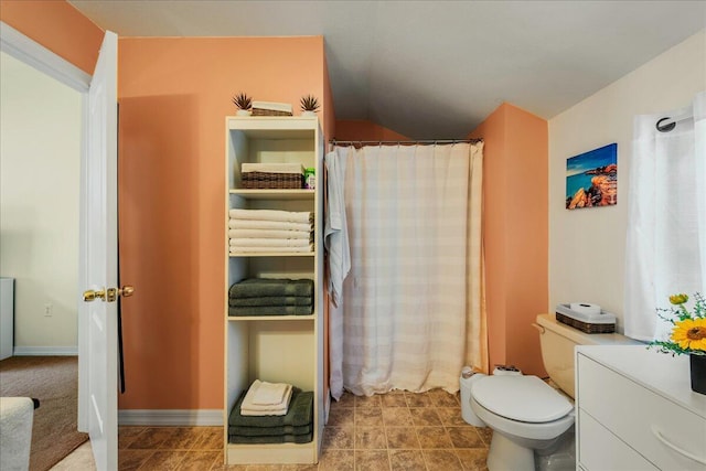 349 Mallard Ln, Bushkill, PA 18324 - full bathroom with vaulted ceiling, toilet, and a shower with shower curtain