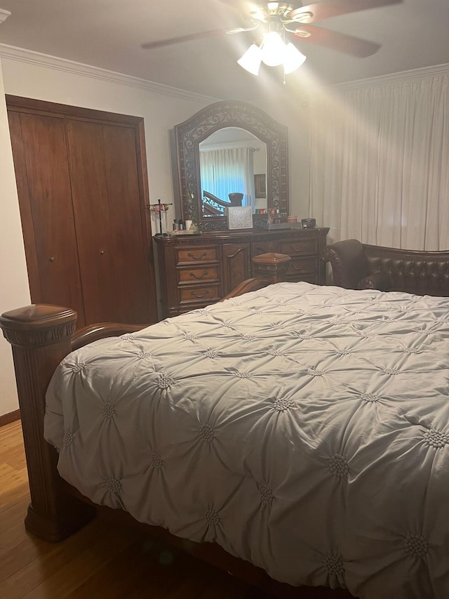 5112 Navajo Pl, Tobyhanna, PA 18466 - bedroom featuring wood finished floors, crown molding, a closet, and ceiling fan
