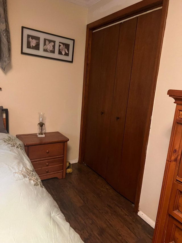 5112 Navajo Pl, Tobyhanna, PA 18466 - bedroom featuring dark wood finished floors, crown molding, and a closet