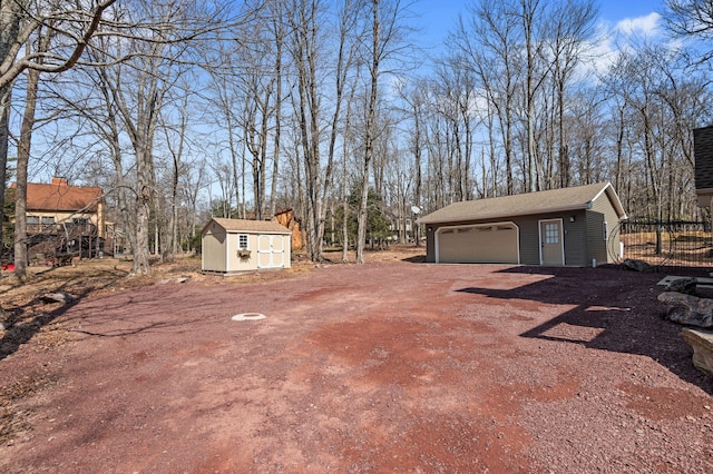 view of yard featuring an outdoor structure