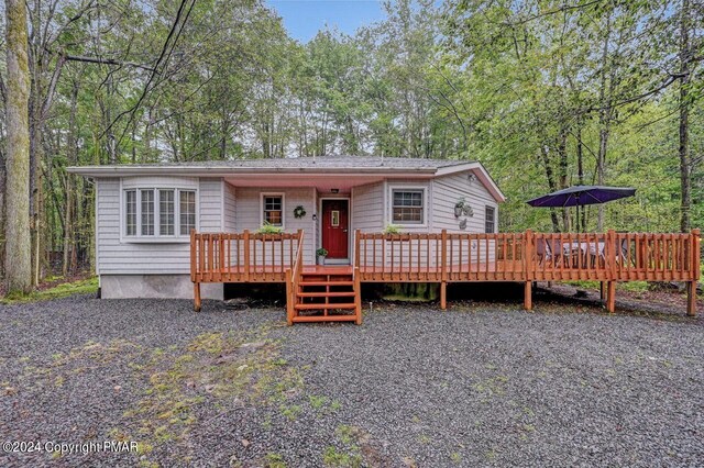 Listing photo 3 for 411 Quaker Ct, Pocono Lake PA 18347