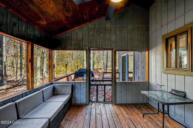 sunroom / solarium featuring a ceiling fan and vaulted ceiling