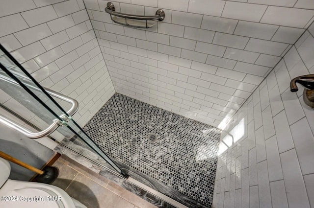 full bathroom with a stall shower, lofted ceiling, and toilet