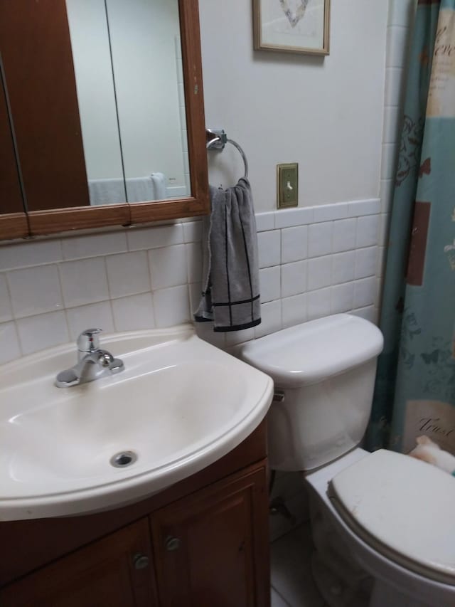 107 Cottonwood Ln, Dingmans Ferry, PA 18328 - full bathroom featuring tile walls, vanity, and a shower with shower curtain