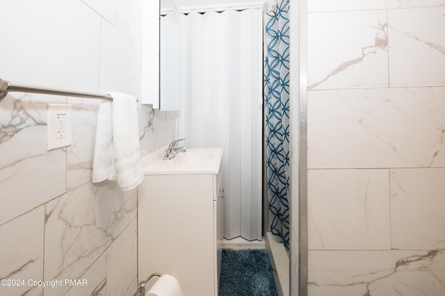 bathroom with curtained shower and vanity