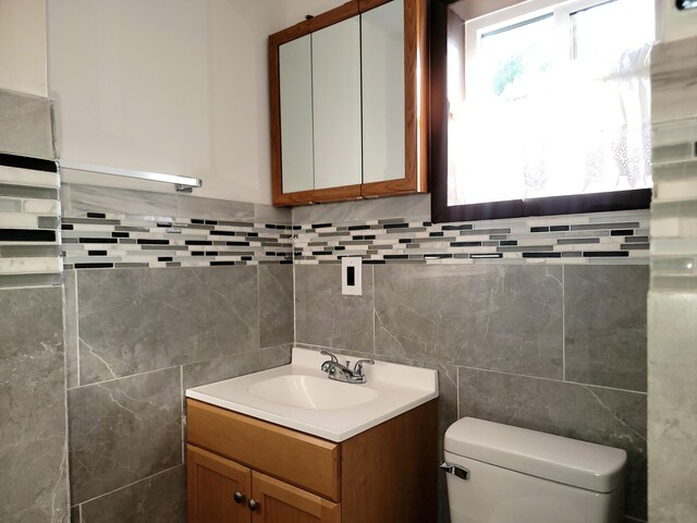 157 Seminole Trl, Tobyhanna, PA 18466 - bathroom with vanity, tile walls, toilet, and backsplash