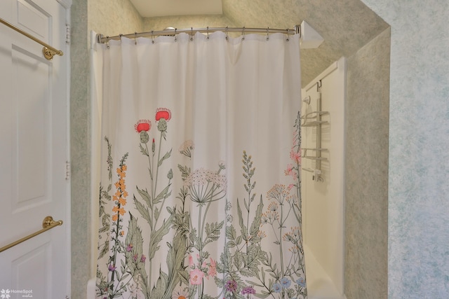 2711 Main St, Bethlehem, PA 18017 - full bathroom featuring curtained shower
