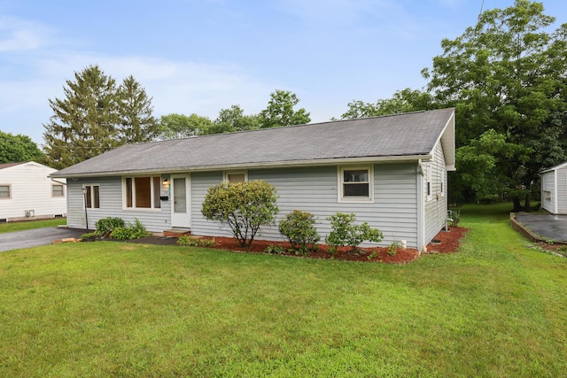 1703 Wallace St, Stroudsburg, PA 18360 - single story home featuring a front yard
