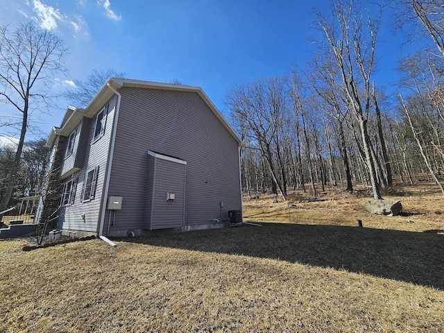 view of side of property featuring a lawn