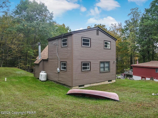 view of side of property featuring a yard