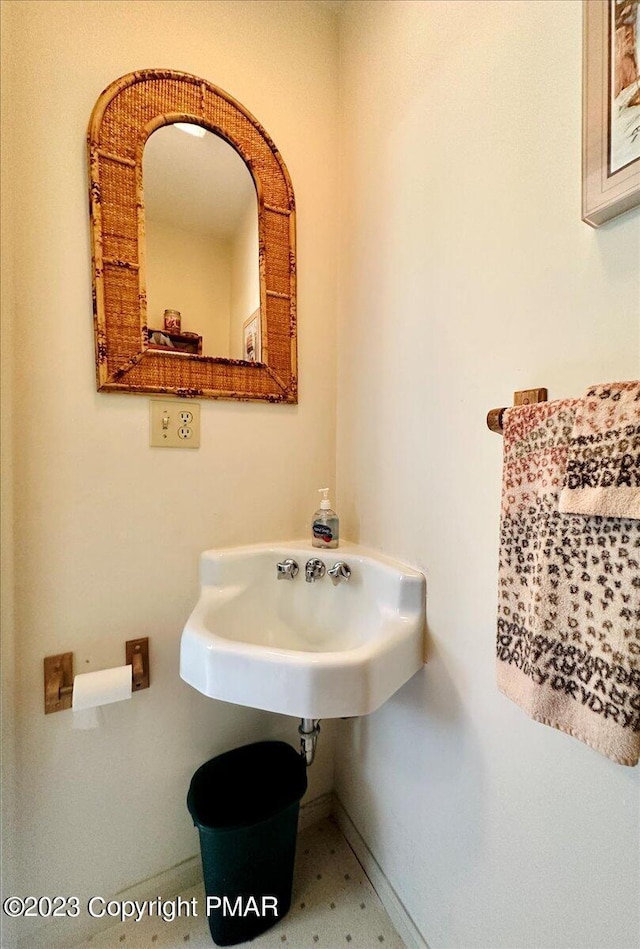 bathroom featuring a sink and baseboards