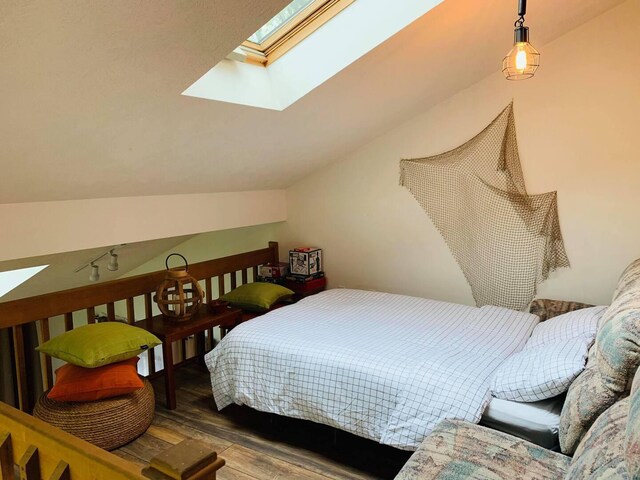 251 Dorchester Dr, Bushkill, PA 18324 - bedroom featuring a skylight, wood finished floors, and vaulted ceiling