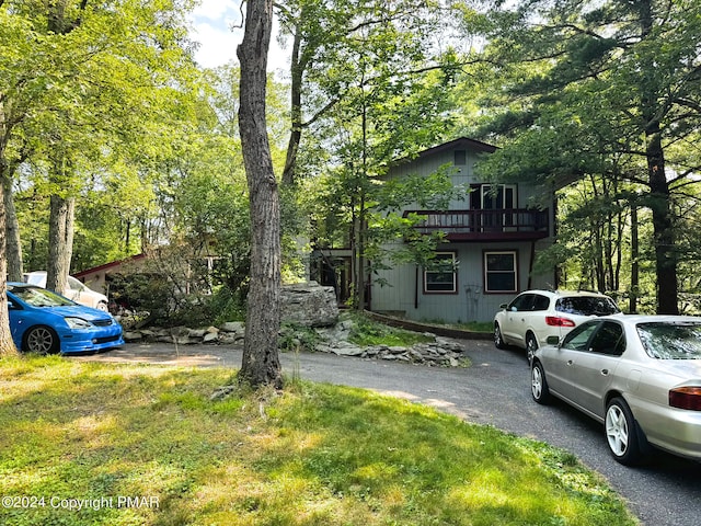 view of front facade with driveway