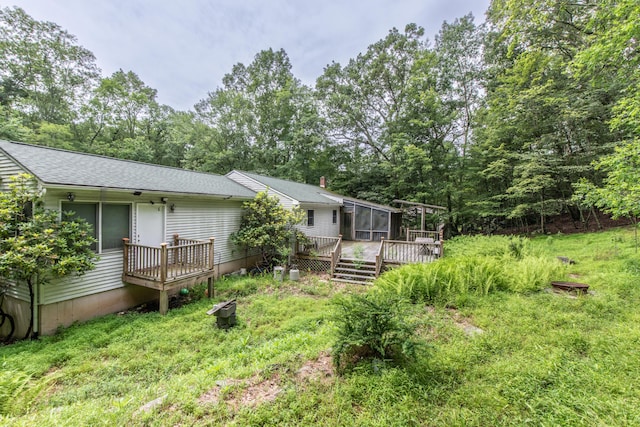 4620 Buck Valley Cir E, Stroudsburg, PA 18301 - view of grassy yard featuring a sunroom and a deck