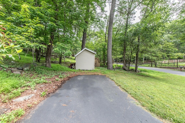 4620 Buck Valley Cir E, Stroudsburg, PA 18301 - view of asphalt driveway