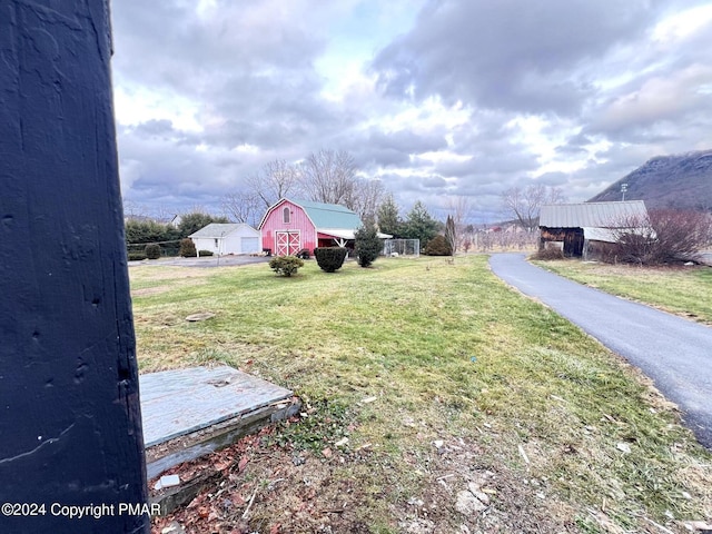 view of yard featuring an outdoor structure and a barn