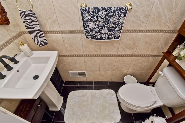 603 Washington Xing, East Stroudsburg, PA 18301 - half bath with tile walls and tile patterned flooring