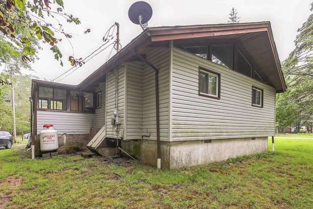 1900 Horseshoe Bnd, Tobyhanna, PA 18466 - view of home's exterior featuring a yard and a sunroom