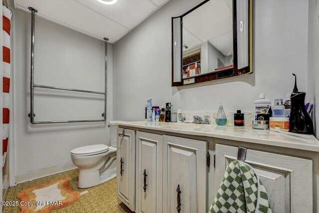 bathroom featuring a shower with curtain, vanity, and toilet