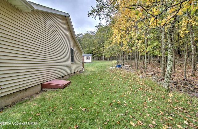 view of yard featuring an outbuilding