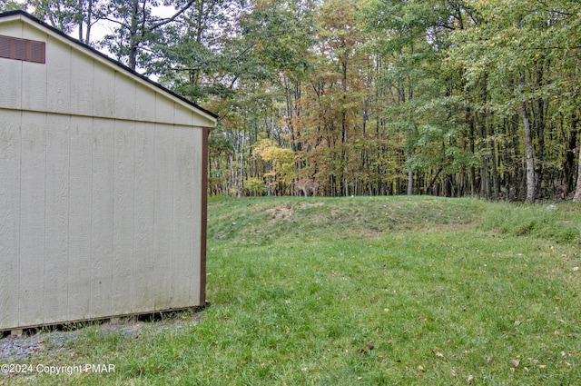 view of yard featuring an outdoor structure