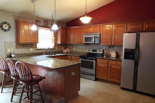 115 Gap View Rd, Milford, PA 18337 - kitchen with stainless steel appliances, a kitchen bar, a peninsula, decorative light fixtures, and vaulted ceiling
