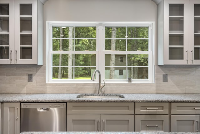 21 Wilde Gln, Albrightsville, PA 18210 - kitchen featuring dishwasher, tasteful backsplash, glass insert cabinets, and light stone countertops