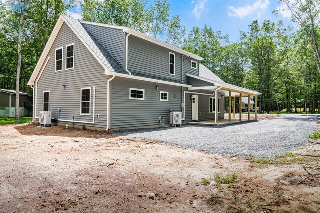 21 Wilde Gln, Albrightsville, PA 18210 - rear view of property featuring a shingled roof and covered porch