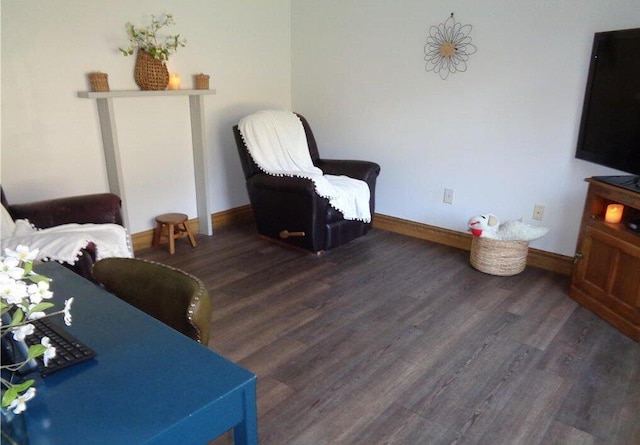 144 Dogwood Dr, Jim Thorpe, PA 18229 - living area featuring wood finished floors and baseboards