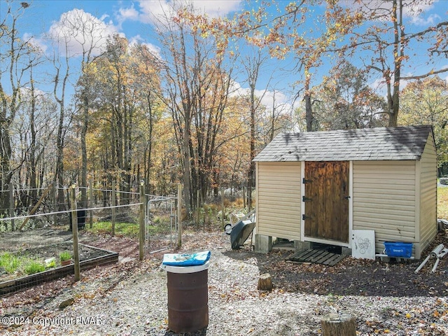 view of yard featuring an outbuilding and a storage shed