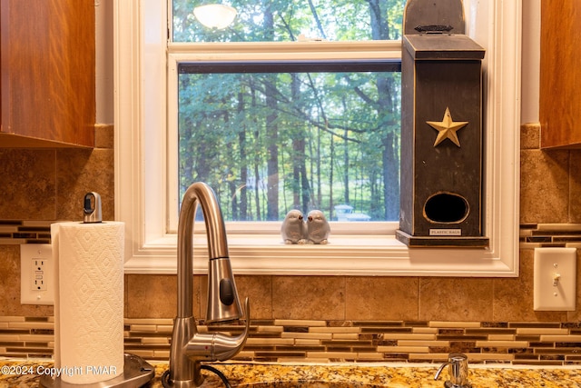 details featuring tasteful backsplash