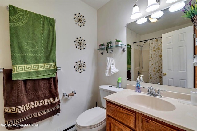 full bath featuring an inviting chandelier, vanity, toilet, and a shower with curtain