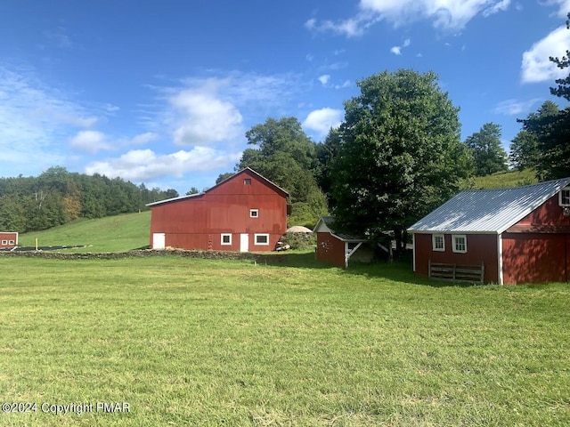 view of yard featuring an outbuilding