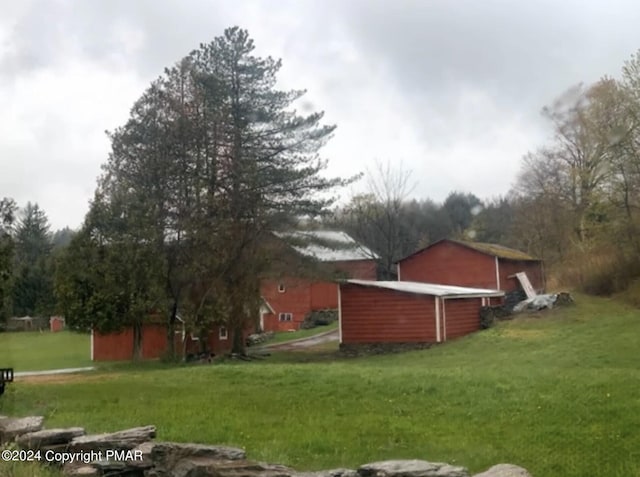 view of yard with an outbuilding and an outdoor structure