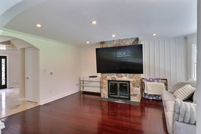 155 Kimberleigh Ct, East Stroudsburg, PA 18301 - living area featuring a chandelier, wood finished floors, recessed lighting, a fireplace, and ornamental molding