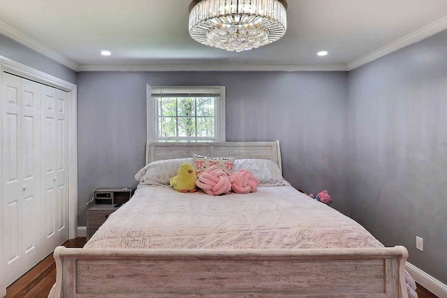 bedroom featuring dark wood-type flooring, crown molding, a closet, recessed lighting, and baseboards