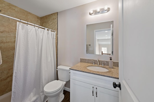 full bathroom featuring a shower with curtain, vanity, and toilet